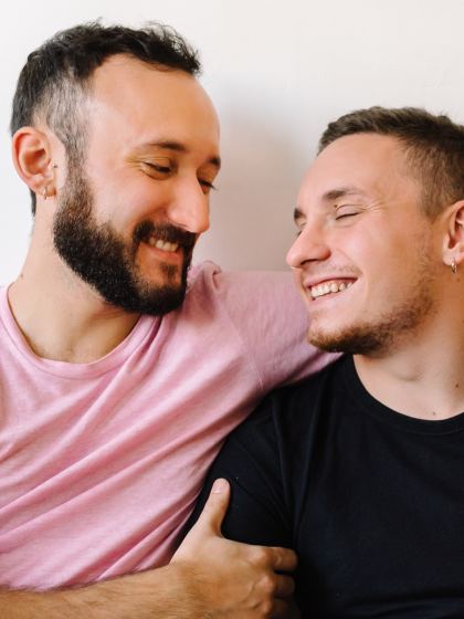 Couple d'hommes qui rient ensemble