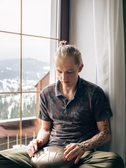 Jeune homme blond près d'une fenêtre
